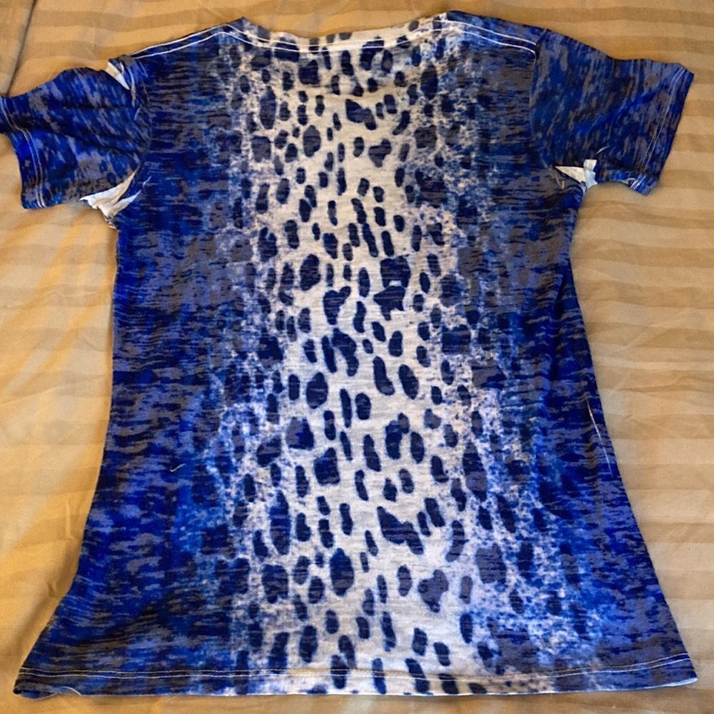 Before & Again Woman’s Short Sleeve T Shirt in Blues and White. Size Medium.
